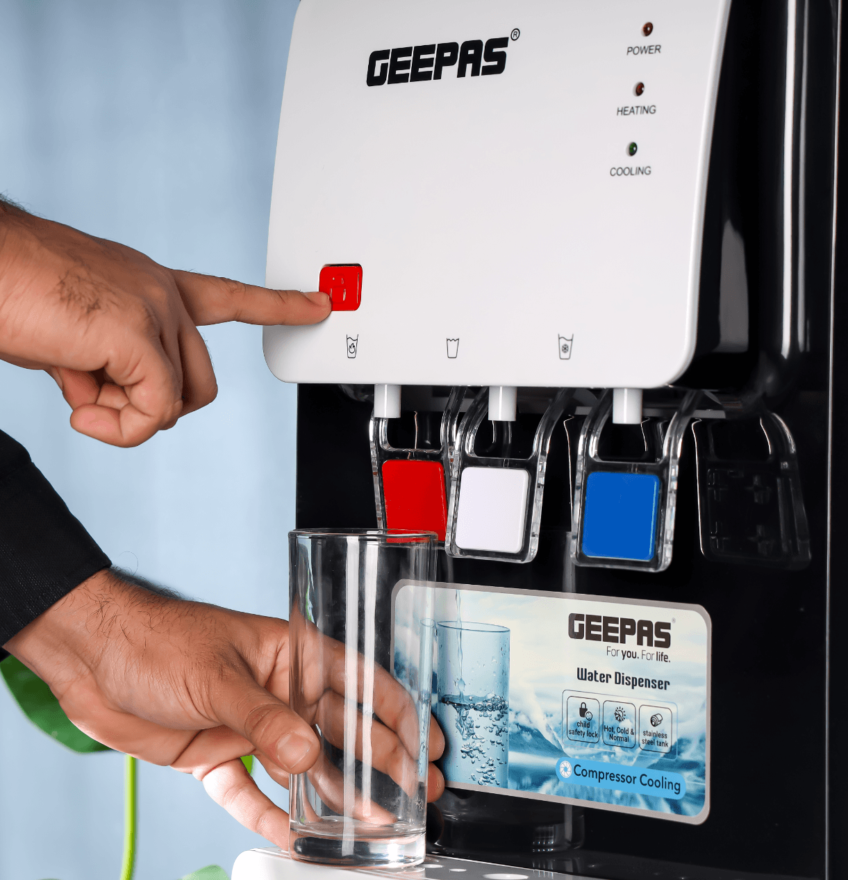 براد مياه مكتبي صغير الحجم بتصميم عملي وسهل الاستخدام من GEEPAS GWD17022 — 8