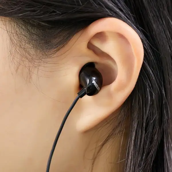 سماعة أذن سلكية USB-C من Philips بتصميم مريح وصوت عالي الجودة TAE2146BK-97 — 3