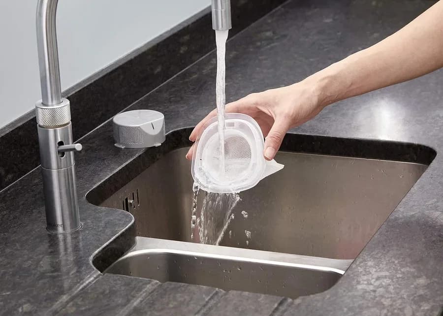 مكنسة كهربائية محمولة بلاك+ديكر NVC115JL-B5 خفيفة الوزن وعملية — 3