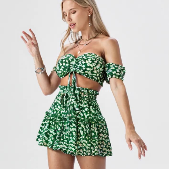طقم صيفي نسائي بكتف مكشوف وتنورة قصيرة مزهرة Women’s Summer Floral Off-Shoulder Set (Crop Top & Skirt)