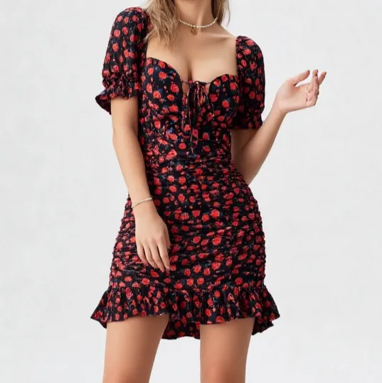 فستان قصير نسائي أسود مزهر بالورود الحمراء Women’s Black Mini Dress with Red Floral Print – Code 092