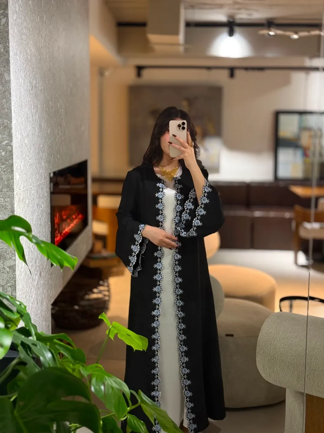 عباية نسائية خليجية سوداء مع فستان داخلي أبيض — 8