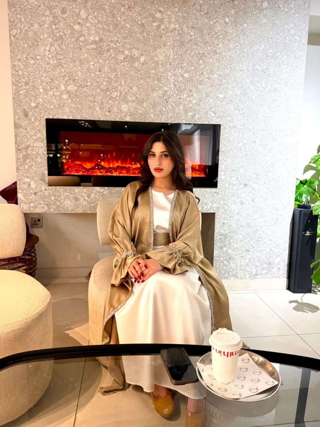 عباية نسائية خليجية مع فستان داخلي أبيض — 6