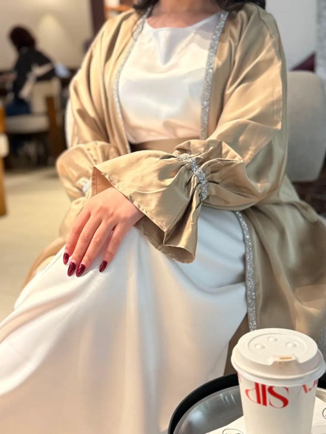 عباية نسائية خليجية مع فستان داخلي أبيض — 4