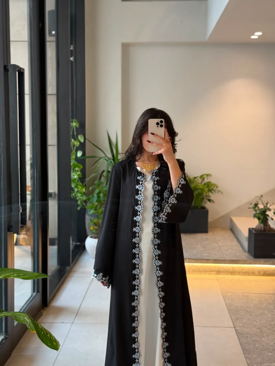 عباية نسائية خليجية سوداء مع فستان داخلي أبيض — 7