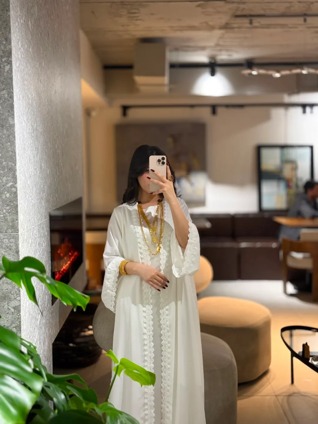 عباية نسائية خليجية بيضاء مع فستان داخلي — 4