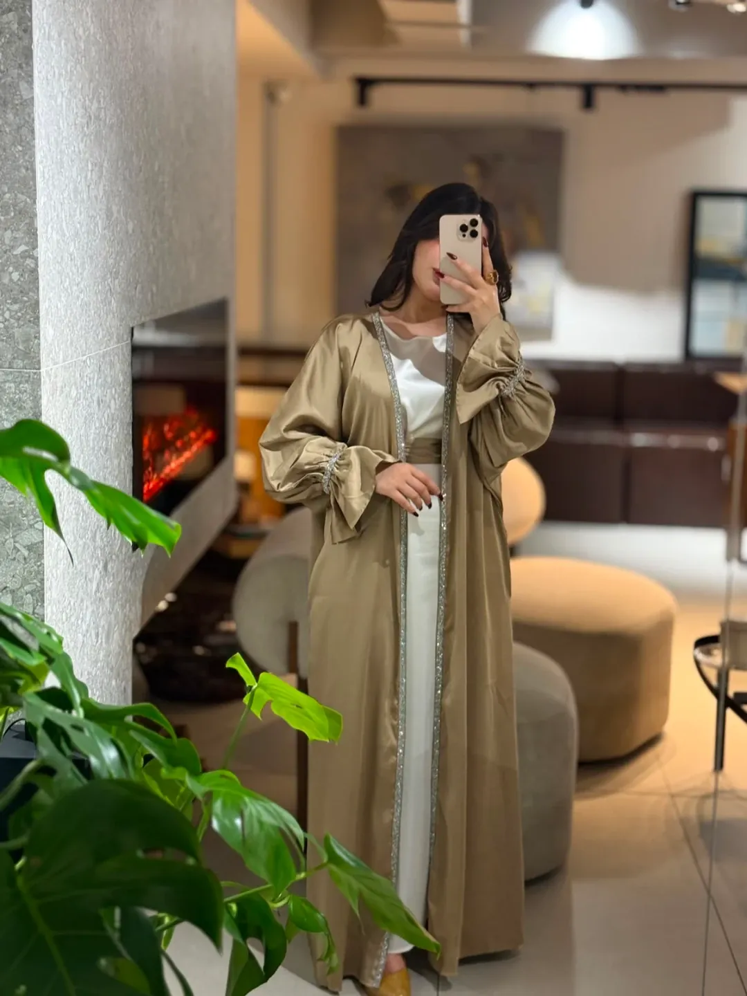 عباية نسائية خليجية مع فستان داخلي أبيض — 3
