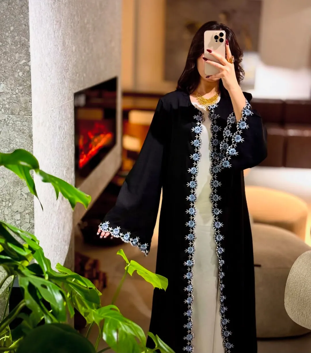 عباية نسائية خليجية سوداء مع فستان داخلي أبيض — 2