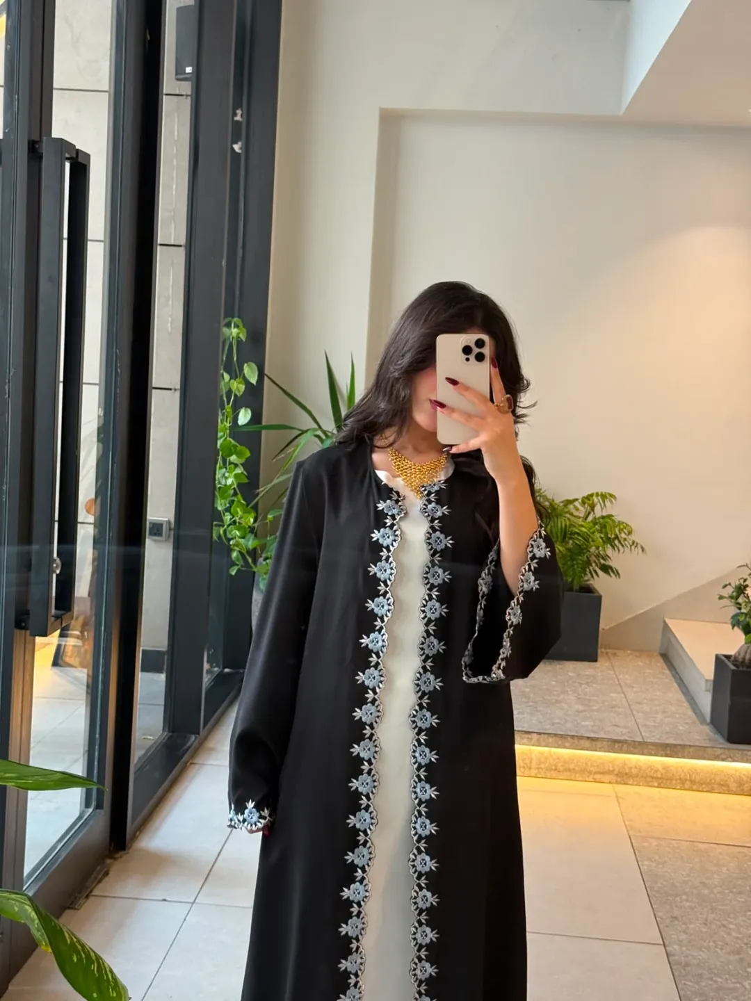 عباية نسائية خليجية سوداء مع فستان داخلي أبيض — 9