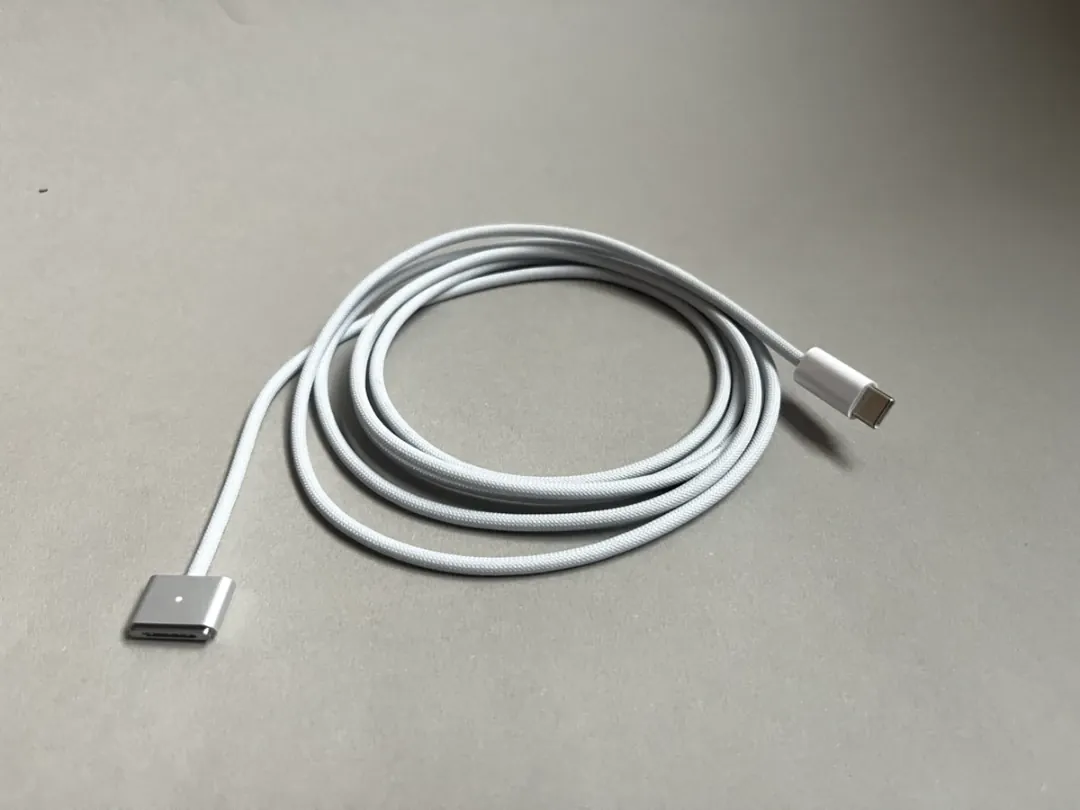 كابل Apple USB-C إلى MagSafe 3 بطول 2 متر