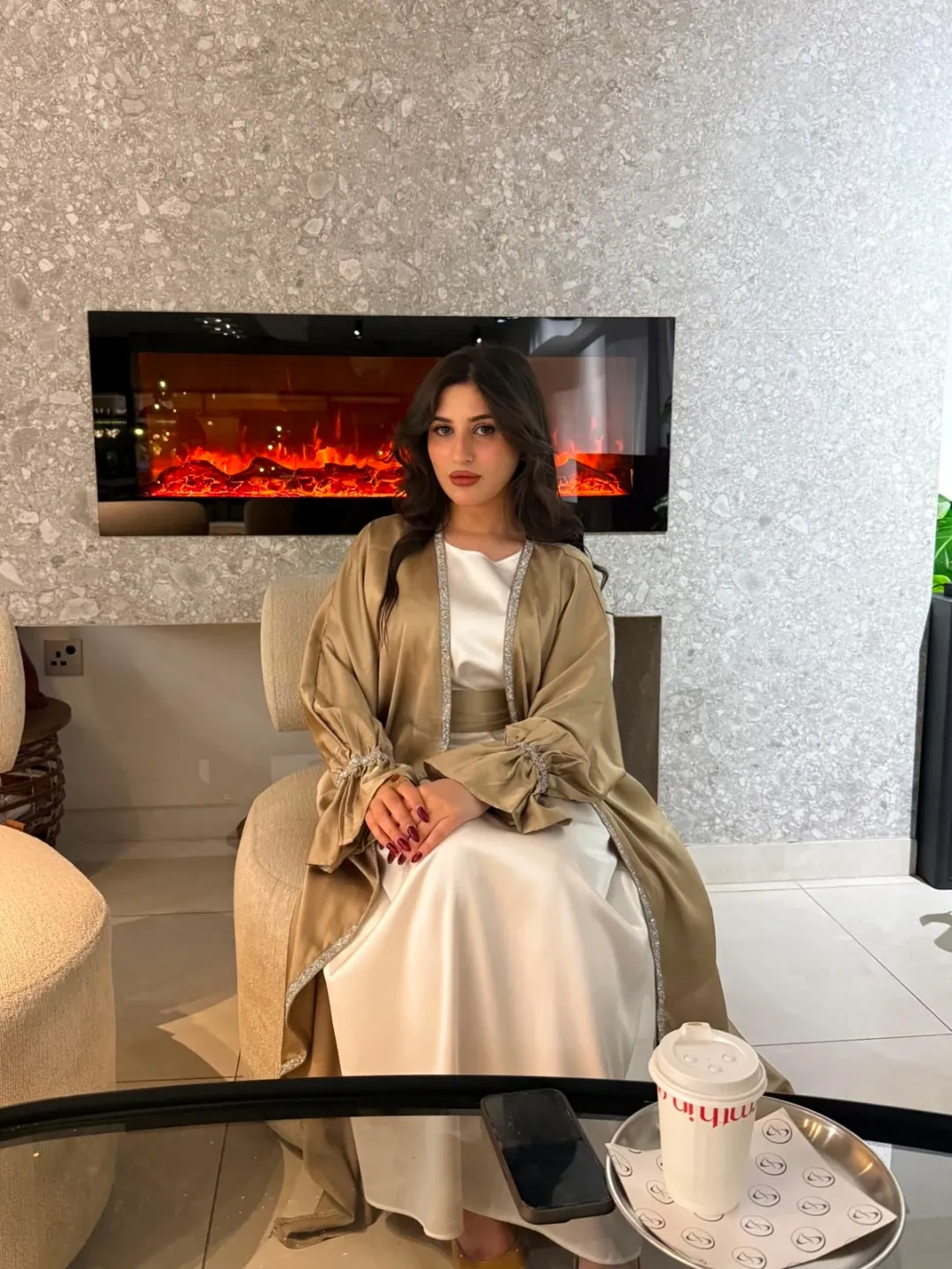 عباية نسائية خليجية مع فستان داخلي أبيض — 5