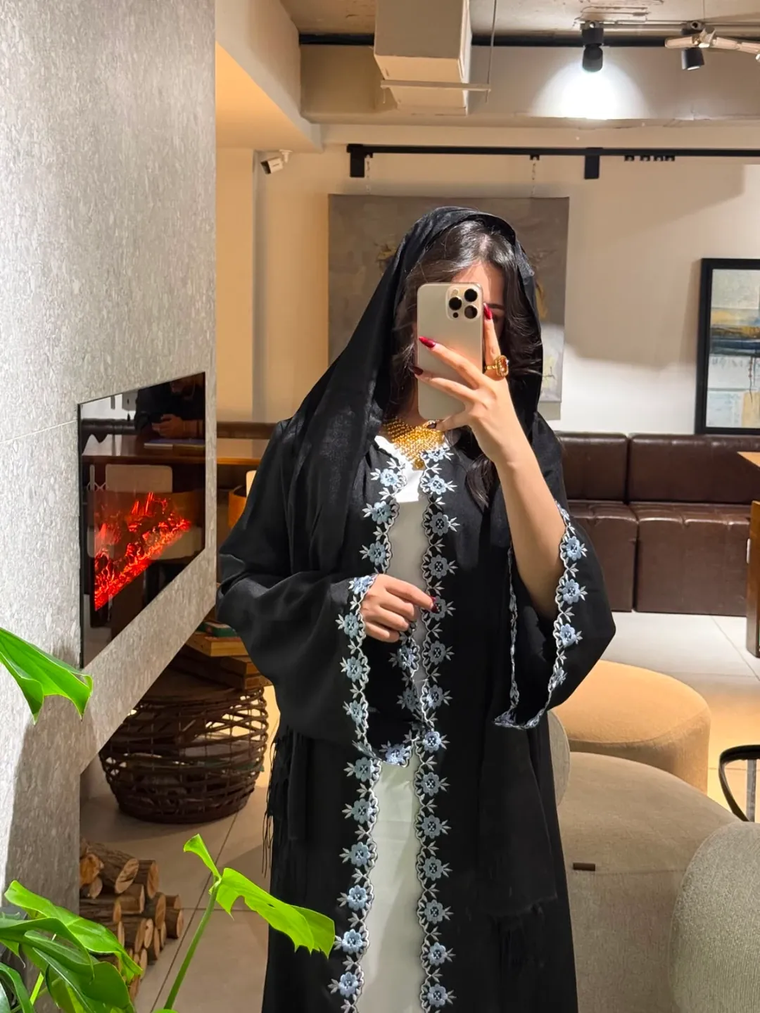 عباية نسائية خليجية سوداء مع فستان داخلي أبيض — 3