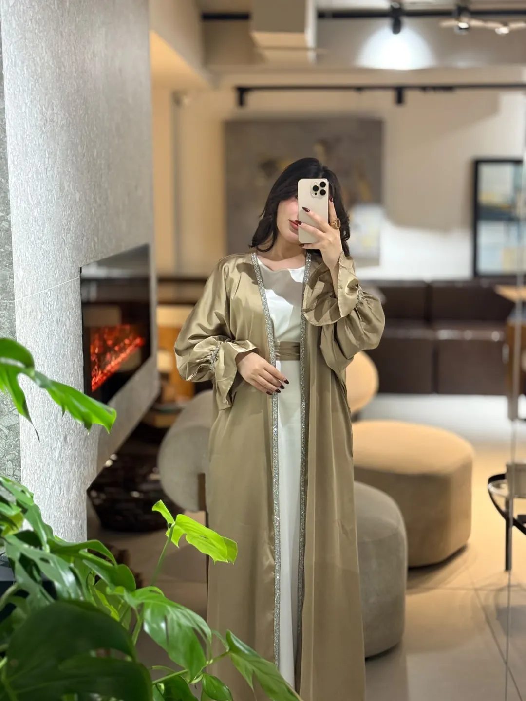 عباية نسائية خليجية مع فستان داخلي أبيض — 2