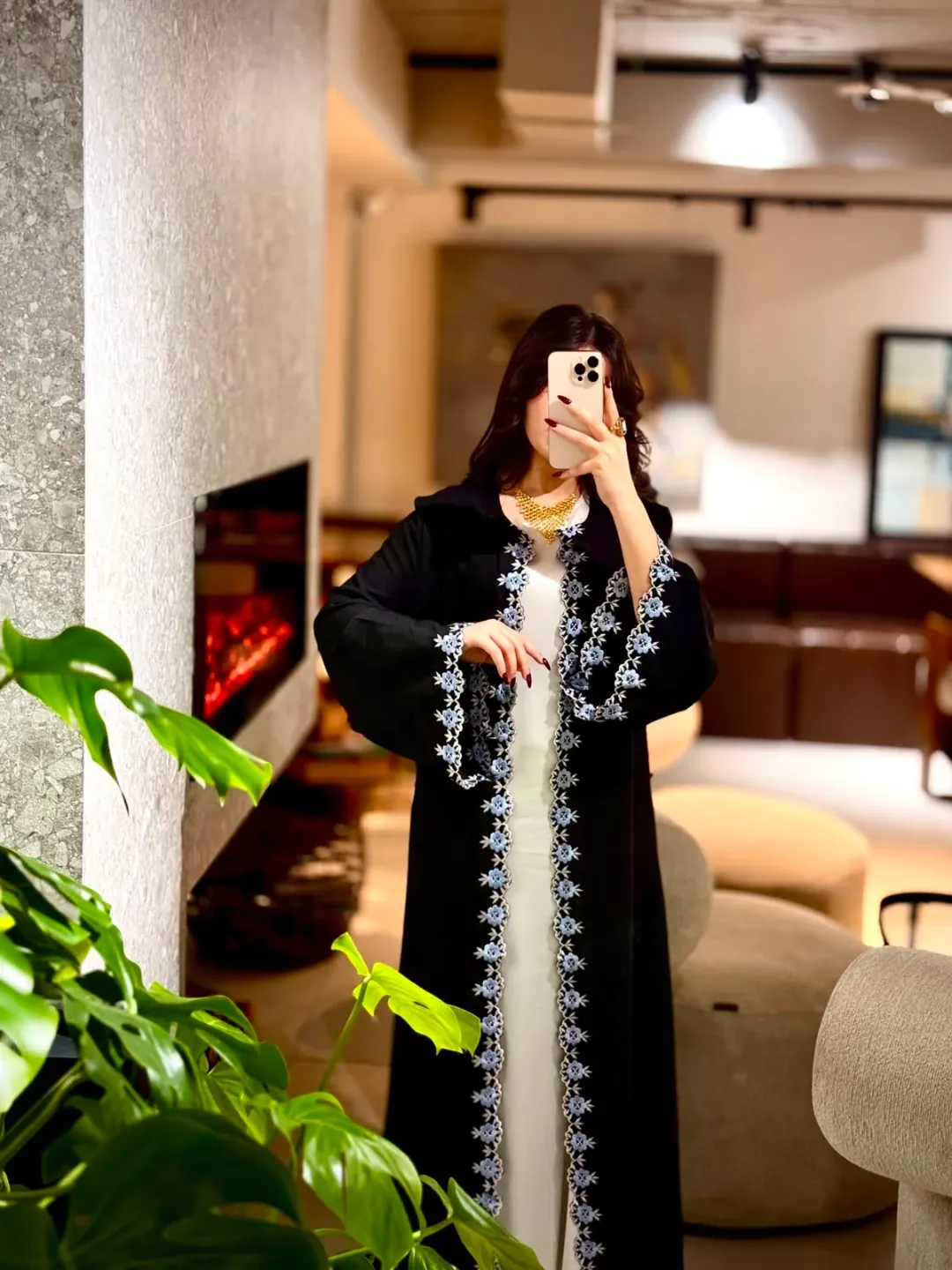 عباية نسائية خليجية سوداء مع فستان داخلي أبيض — 6