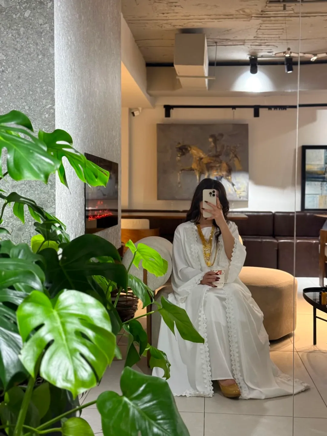 عباية نسائية خليجية بيضاء مع فستان داخلي