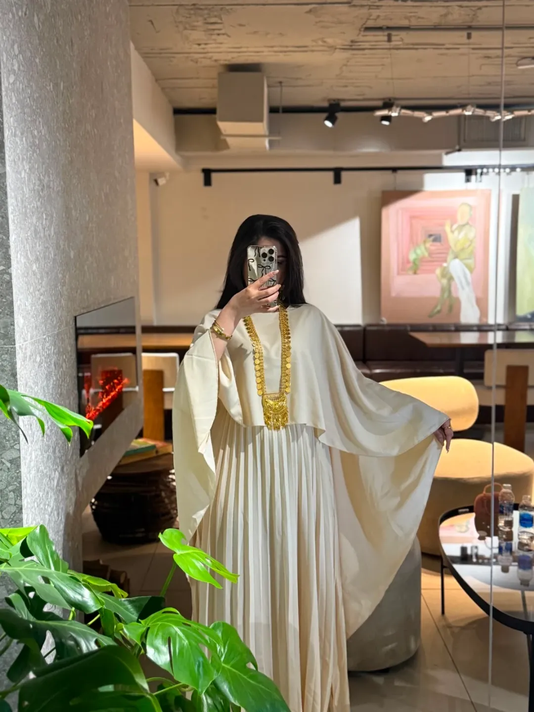 فستان وعباية نسائية فخمة