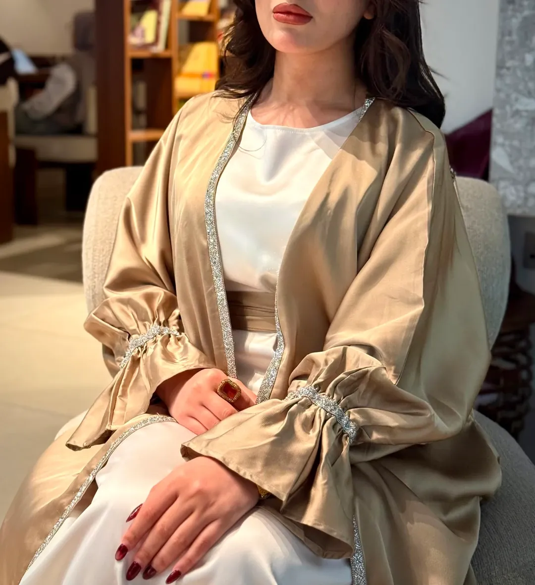 عباية نسائية خليجية مع فستان داخلي أبيض