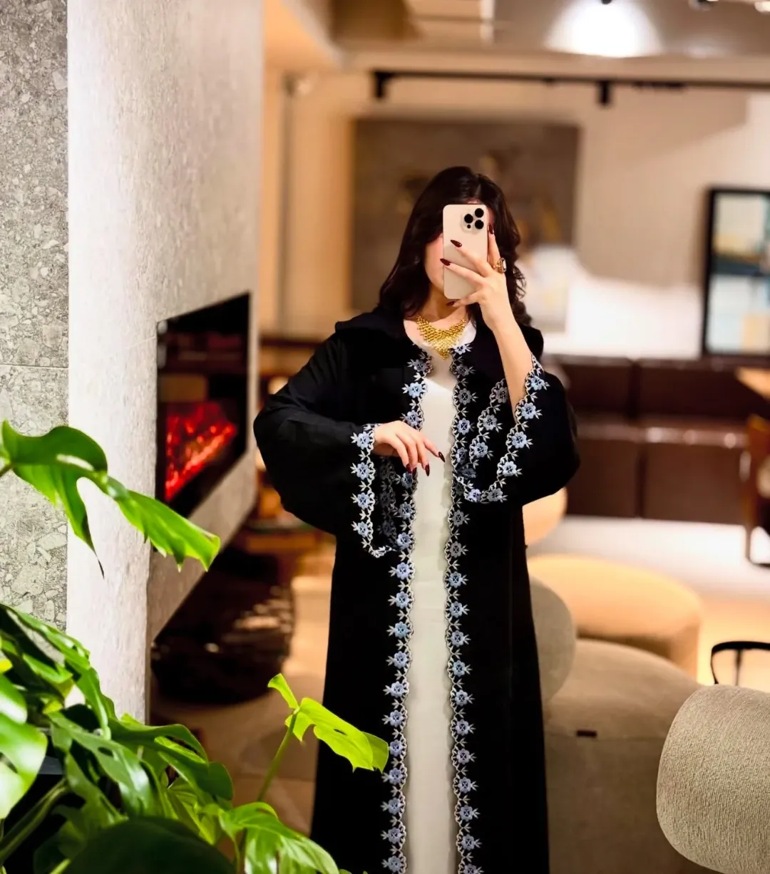 عباية نسائية خليجية سوداء مع فستان داخلي أبيض — 5