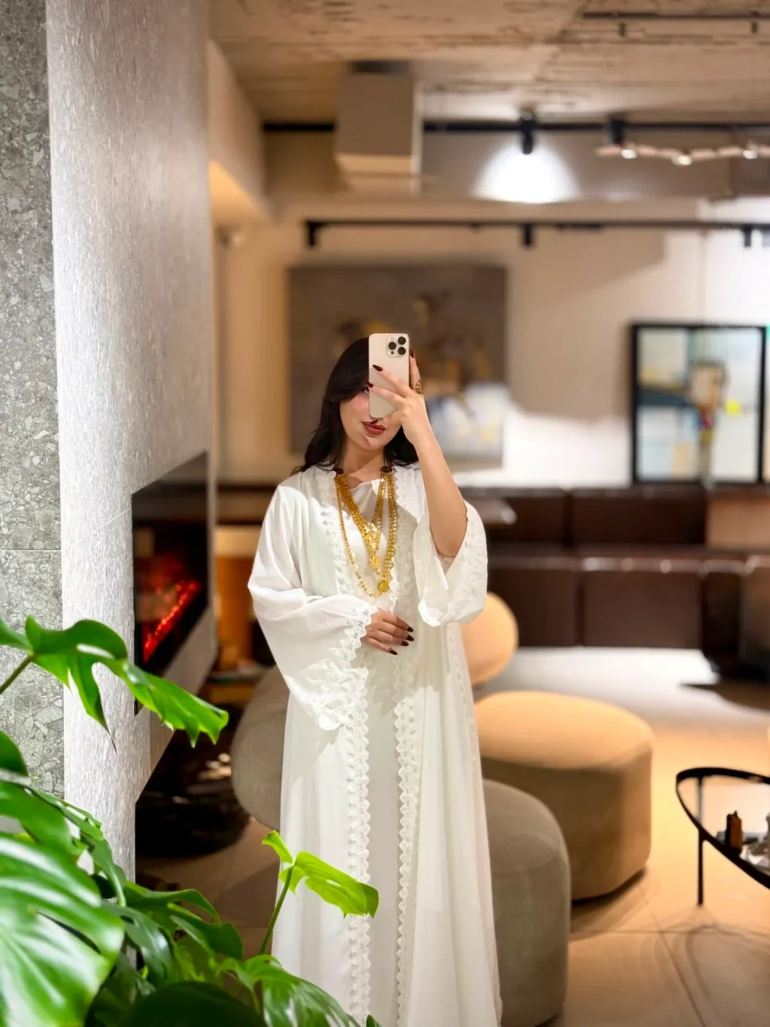 عباية نسائية خليجية بيضاء مع فستان داخلي — 2